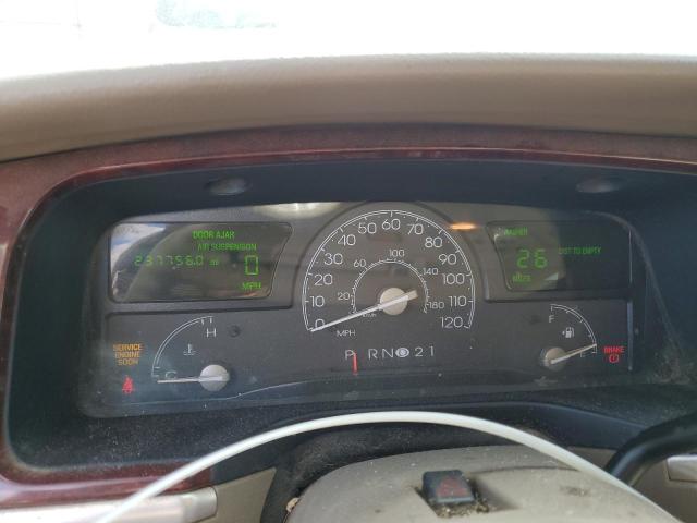 1LNHM81WX4Y646125 - 2004 LINCOLN TOWN CAR EXECUTIVE GOLD photo 9