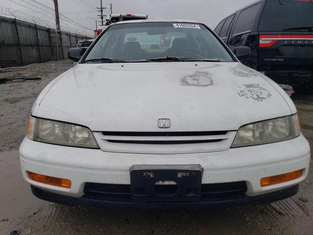 1HGCD5524RA004327 - 1994 HONDA ACCORD DX WHITE photo 5