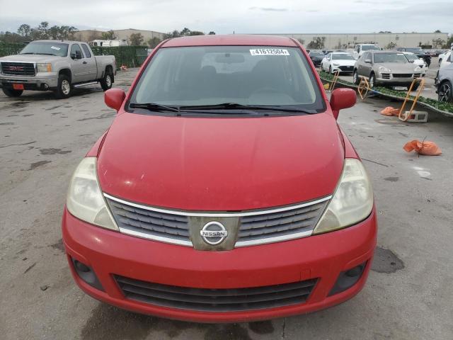 3N1BC13E89L351917 - 2009 NISSAN VERSA S RED photo 5