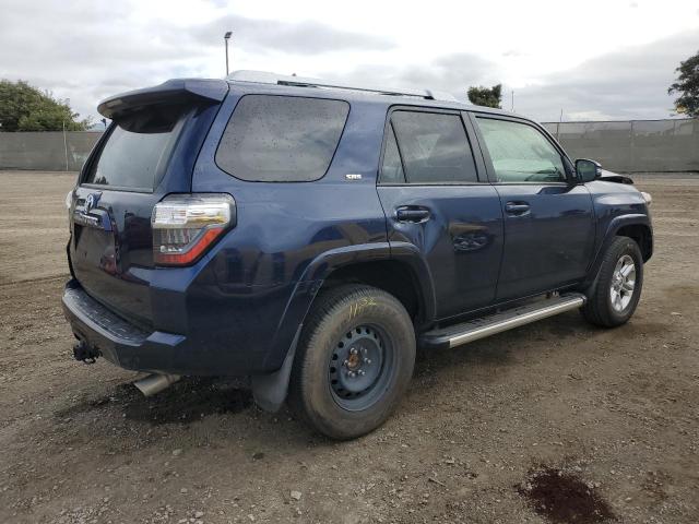 JTEBU5JR0J5549513 - 2018 TOYOTA 4RUNNER SR5/SR5 PREMIUM BLUE photo 3