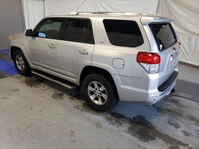 JTEZU5JR5D5047762 - 2013 TOYOTA 4RUNNER SR5 SILVER photo 2