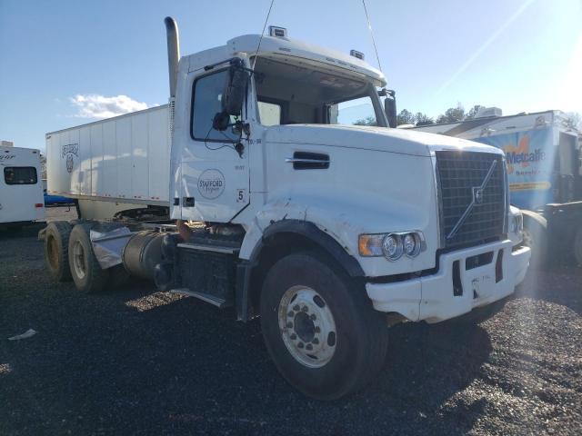 4V4KC9EH7LN251547 - 2020 VOLVO VHD WHITE photo 1