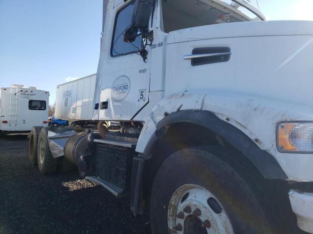 4V4KC9EH7LN251547 - 2020 VOLVO VHD WHITE photo 9