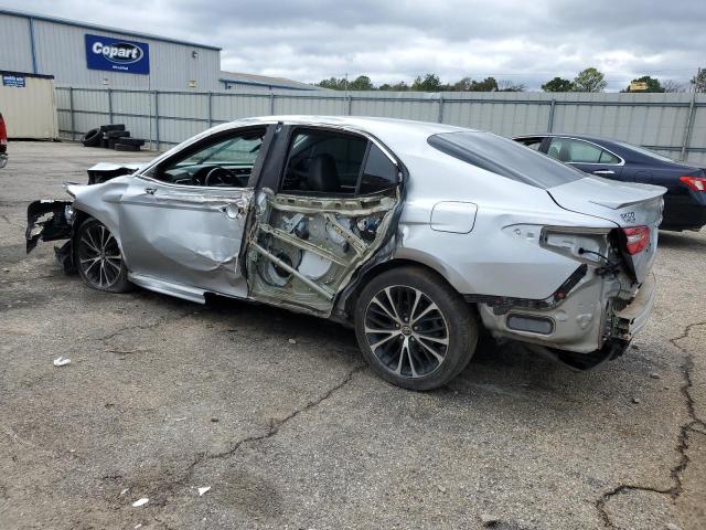 4T1B11HK8JU664425 - 2018 TOYOTA CAMRY L SILVER photo 2