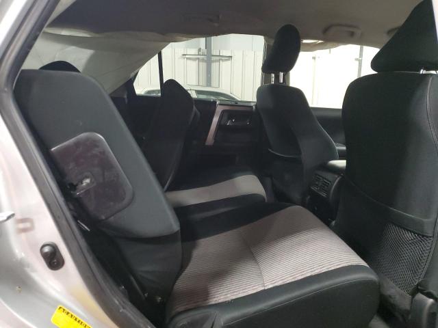 JTEBU5JR5J5533999 - 2018 TOYOTA 4RUNNER SR5/SR5 PREMIUM SILVER photo 11