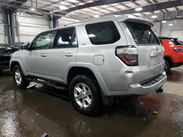 JTEBU5JR5J5533999 - 2018 TOYOTA 4RUNNER SR5/SR5 PREMIUM SILVER photo 2