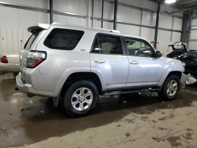 JTEBU5JR5J5533999 - 2018 TOYOTA 4RUNNER SR5/SR5 PREMIUM SILVER photo 3