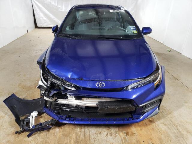 5YFS4MCE0NP122818 - 2022 TOYOTA COROLLA SE BLUE photo 5