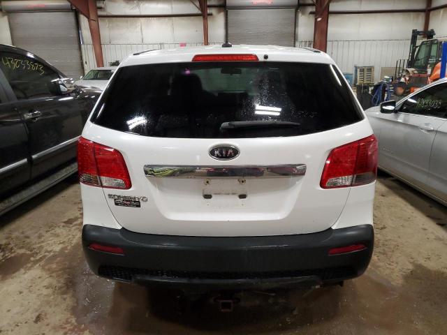 5XYKTCA17BG013379 - 2011 KIA SORENTO BASE WHITE photo 6