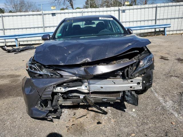 4T1B11HK3JU544080 - 2018 TOYOTA CAMRY L GRAY photo 5