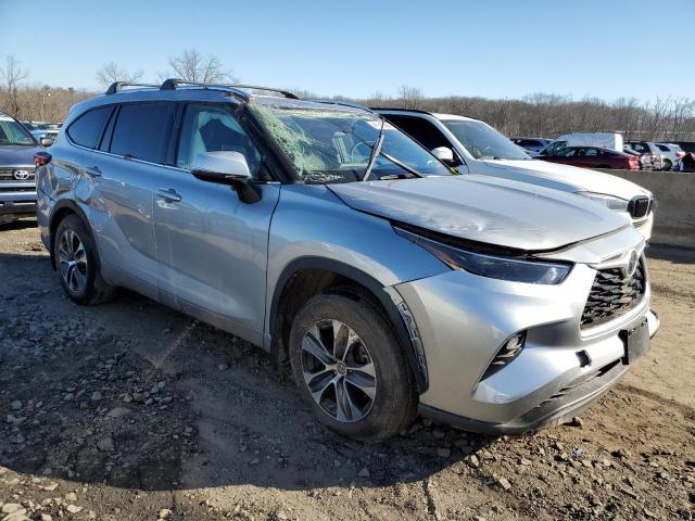 5TDGZRBH5MS555251 - 2021 TOYOTA HIGHLANDER XLE SILVER photo 4
