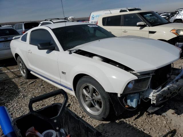 1ZVFT82HX55132712 - 2005 FORD MUSTANG GT WHITE photo 4