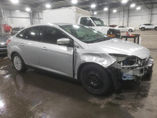 1FAHP3F25CL467545 - 2012 FORD FOCUS SE SILVER photo 4