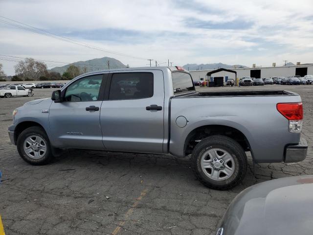 5TFEY5F12BX111381 - 2011 TOYOTA TUNDRA CREWMAX SR5 GRAY photo 2