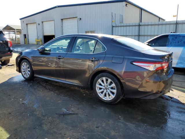 4T1B11HK8JU632395 - 2018 TOYOTA CAMRY L BROWN photo 2