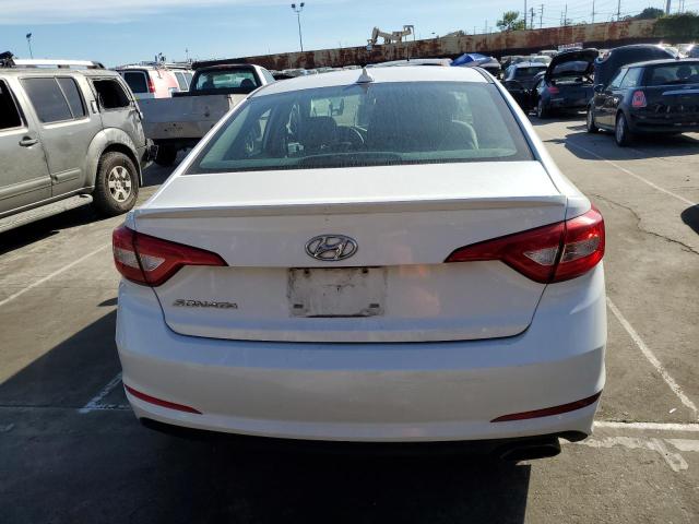 5NPE24AF7FH031011 - 2015 HYUNDAI SONATA SE WHITE photo 6