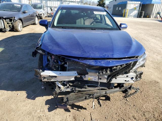 4T1B11HK0JU616868 - 2018 TOYOTA CAMRY L BLUE photo 5