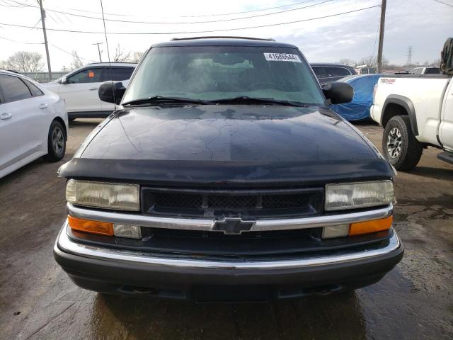 1GNDT13W5Y2390275 - 2000 CHEVROLET BLAZER BLACK photo 5