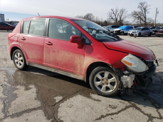 3N1BC13E58L440696 - 2008 NISSAN VERSA S RED photo 4