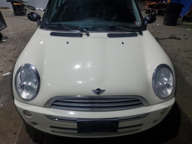 WMWRC33566TK67073 - 2006 MINI COOPER WHITE photo 11