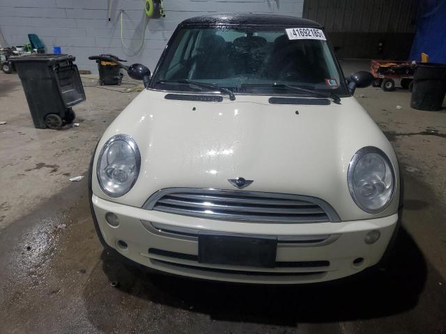 WMWRC33566TK67073 - 2006 MINI COOPER WHITE photo 5
