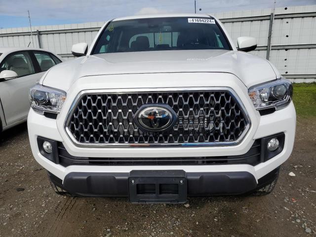 3TMCZ5AN3KM253081 - 2019 TOYOTA TACOMA DOUBLE CAB WHITE photo 5