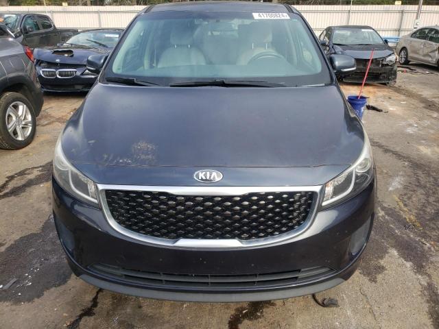 KNDMB5C18H6230004 - 2017 KIA SEDONA LX BLUE photo 5