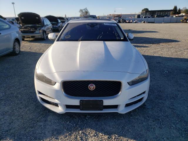 SAJAR4FX8JCP33842 - 2018 JAGUAR XE WHITE photo 5