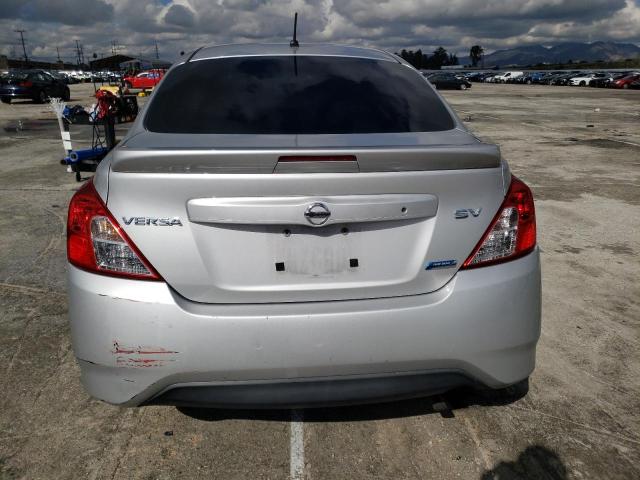 3N1CN7AP2GL840770 - 2016 NISSAN VERSA S SILVER photo 6