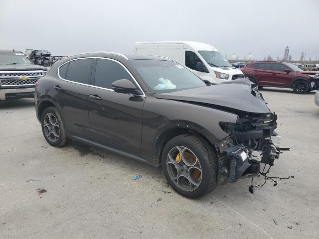 ZASFAKBN7J7B80184 - 2018 ALFA ROMEO STELVIO TI BROWN photo 4