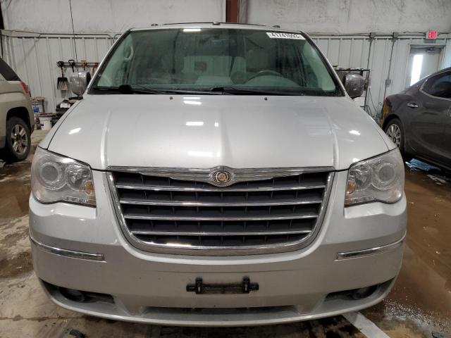 2A4RR6DX4AR137256 - 2010 CHRYSLER TOWN & COU LIMITED SILVER photo 5