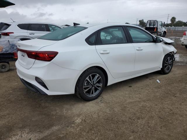 3KPF24AD4PE596762 - 2023 KIA FORTE LX WHITE photo 3