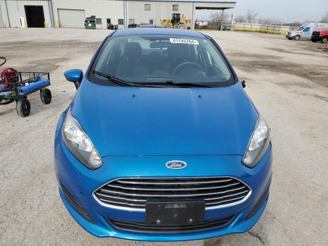 3FADP4BJXHM115018 - 2017 FORD FIESTA SE BLUE photo 5