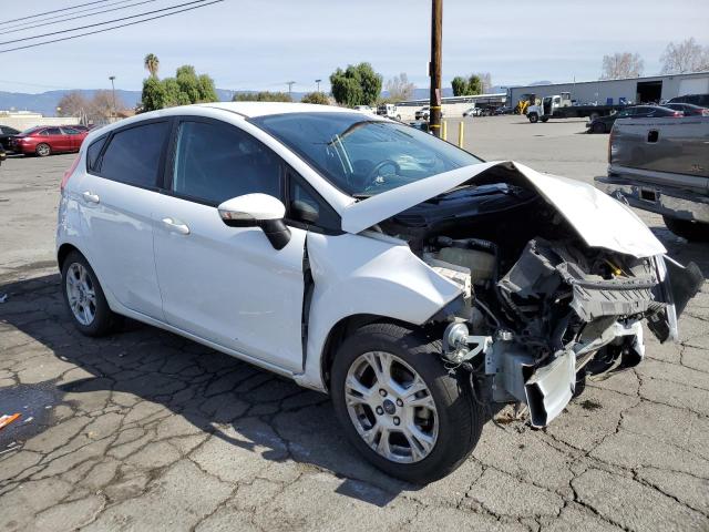 3FADP4EJ5FM213964 - 2015 FORD FIESTA SE WHITE photo 4