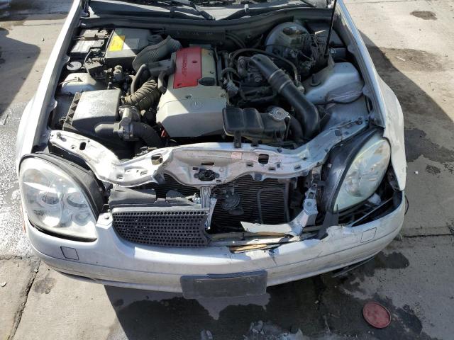 WDBKK47F9WF010924 - 1998 MERCEDES-BENZ SLK 230 KOMPRESSOR SILVER photo 11