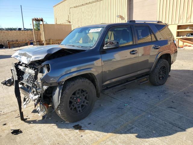 JTEZU5JR7L5227615 - 2020 TOYOTA 4RUNNER SR5 GRAY photo 1