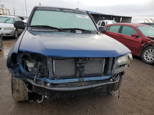 1GNDT13S522436918 - 2002 CHEVROLET TRAILBLAZE BLUE photo 5