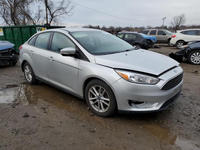 1FADP3F21FL381152 - 2015 FORD FOCUS SE SILVER photo 4