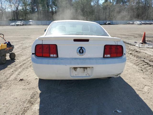 1ZVHT80N585141436 - 2008 FORD MUSTANG WHITE photo 6