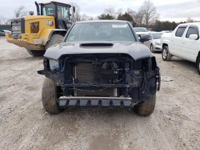 3TMDZ5BN0JM051395 - 2018 TOYOTA TACOMA DOUBLE CAB 灰色 照片 5