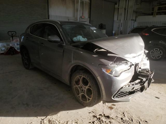 ZASFAKBNXJ7B80163 - 2018 ALFA ROMEO STELVIO TI ნაცრისფერი ფოტო 4