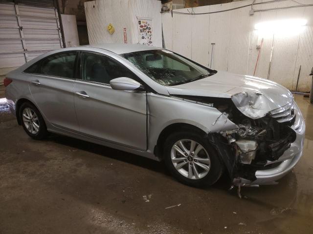 5NPEB4AC7DH806975 - 2013 HYUNDAI SONATA GLS SILVER photo 4