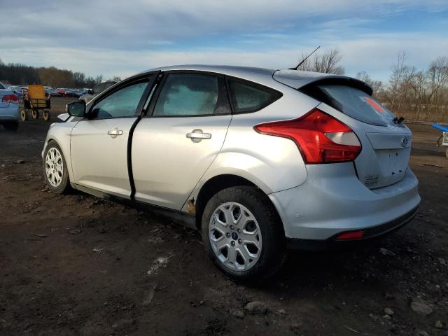 1FAHP3K29CL448423 - 2012 FORD FOCUS SE SILVER photo 2