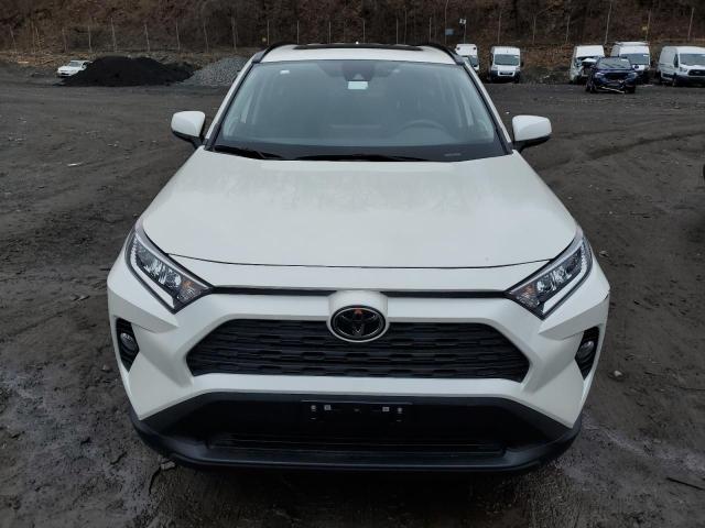 JTMA1RFV4MD080412 - 2021 TOYOTA RAV4 XLE PREMIUM WHITE photo 5