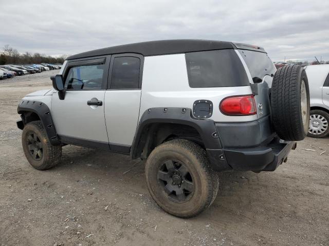 JTEBU11F570038819 - 2007 TOYOTA FJ CRUISER SILVER photo 2