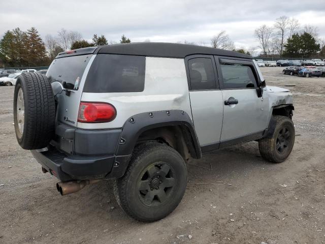 JTEBU11F570038819 - 2007 TOYOTA FJ CRUISER SILVER photo 3