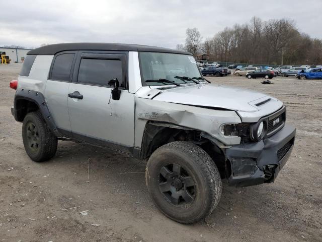 JTEBU11F570038819 - 2007 TOYOTA FJ CRUISER SILVER photo 4