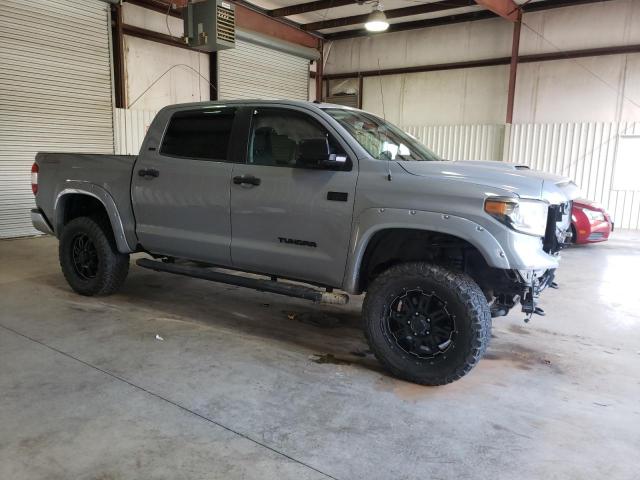 5TFDW5F18JX750381 - 2018 TOYOTA TUNDRA CREWMAX SR5 GRAY photo 4