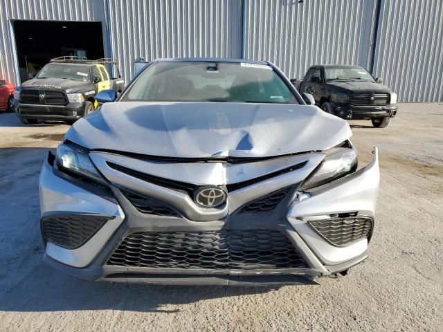 4T1S11AK5NU685409 - 2022 TOYOTA CAMRY NIGHT SHADE SILVER photo 5