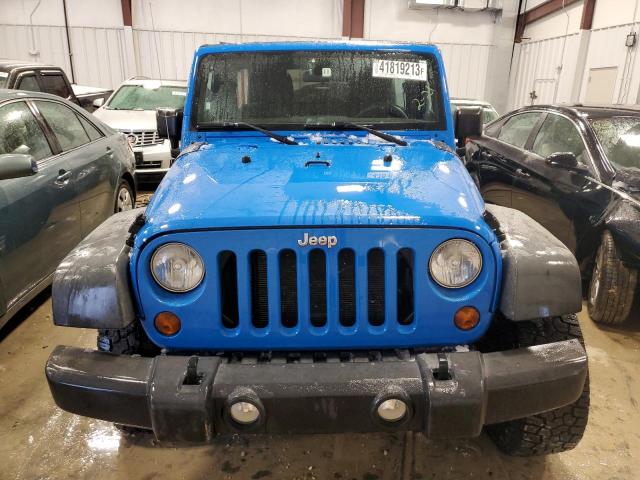 1J4BA3H17BL621073 - 2011 JEEP WRANGLER U SPORT Синій фото 5